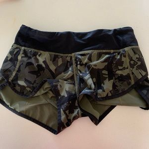 Camo lulu shorts